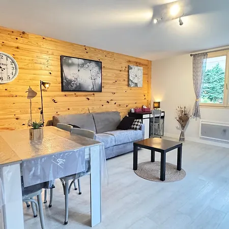 T2 Ensoleille. Terrasse, Jardin Commun, Vue, Parking. Daire