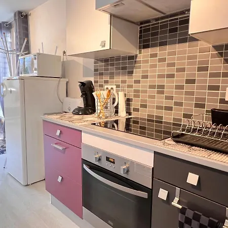 T2 Ensoleille. Terrasse, Jardin Commun, Vue, Parking.