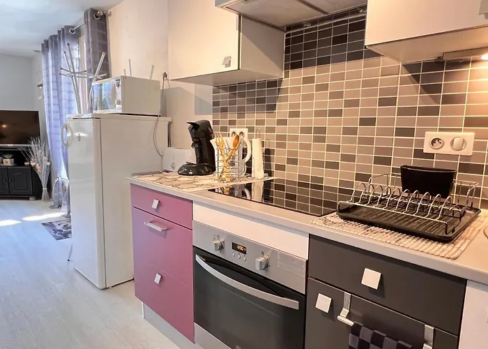 T2 Ensoleille. Terrasse, Jardin Commun, Vue, Parking.